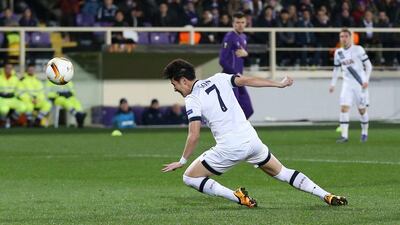 Football Soccer - ACF Fiorentina v Tottenham Hotspur - Uefa Europa League Round of 32 First Leg - Stadio Artemio Franchi, Florence, Italy - 18/2/16 Tottenham’s Son Heung-min scores a goal that was disallowed Action Images via Reuters / Matthew Childs Livepic EDITORIAL USE ONLY.