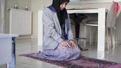 19:41 - Time for quiet reflection in prayer at the home of her friend Carima Touei, in Rillieux Caluire.