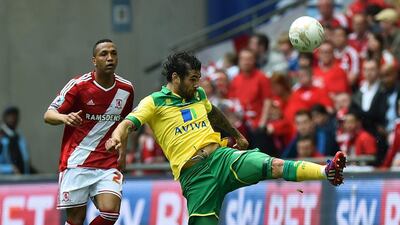 Norwich City’s English midfielder Bradley Johnson (R) stretches for the ball during the English Championship play off final football match between Middlesbrough and Norwich City at Wembley Stadium in London on May 25, 2015. AFP PHOTO / BEN STANSALL