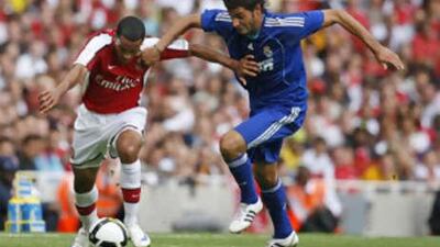 The Arsenal player Theo Walcott, left, tries to elude his marker.
