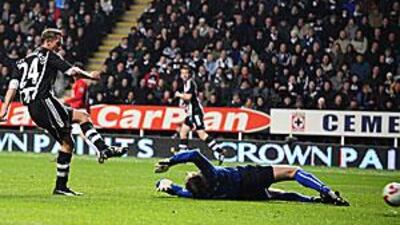 Manchester United beat Newcastle 2-1.