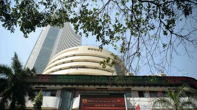 A live ticker shows 30 share index (Sensex) on the facade of the Bombay Stock Exchange (BSE) in Mumbai. Foreigners bought $23 billion of federal bonds in 2017, the highest in three years,./ AFP PHOTO / PUNIT PARANJPE