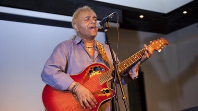 Dubai-based musician Glenn Perry starts his “singathon” for the victims of Typhoon Haiyan in the Philippines. He hopes his fingers do not bleed and that he does not suffer from dizzy spells. Razan Alzayani / The National