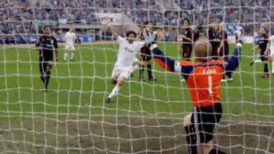 Alejandro Dominguez fires past Bayern Munich's Oliver Kahn during Zenit St Petersburg's 4-0 Uefa Cup win last season.