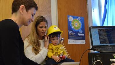 A new device using low-intensity electrical stimulus and frequencies of light to assess children's pain has been developed at the Sheikh Zayed Institute in Washington DC.