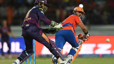 Gujarat Lions captain Suresh Raina, right, watched by Rising Pune Supergiants captain MS Dhoni. Indranil Mukerjee / AFP