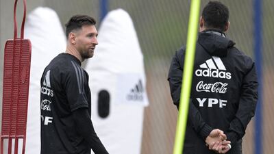 Messi (L) talks to coach Lionel Scaloni during a training session in Ezeiza, Buenos Aires province, on the eve of a World Cup qualifier against Peru. AFP