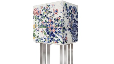 The floral and metallic trends are combined in a cabinet. Photo: Boca do Lobo
