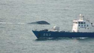 A police ship patrols near the sunken South Korean Navy Pohang-class corvette near Baengnyeong island yesterday.