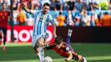TOPSHOT - Argentina's forward #10 Lionel Messi fouls Spain's defender #22 Pau Cubarsi during the 2026 World Cup football tournament final match between Spain and Argentina at the New York/New Jersey Stadium in East Rutherford on July 19, 2026. (Photo by FRANCK FIFE / AFP)