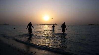 By the end of the week, areas far from the coastline will be reaching morning lows of around 20°C with coastal areas, like Abu Dhabi, about five degrees warmer.