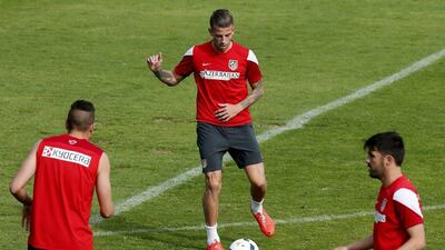 Atletico Madrid defender Toby Alderweireld, centre, during the training of the team held at Majadahonda Sports City in Madrid, Spain on May 1, 2014. Atletico Madrid are closing in on their first Primera Liga title in 18 years. EPA/JUAN CARLOS HIDALGO