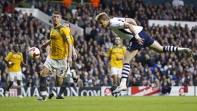 Tottenham Hotspur's Roman Pavlyuchenko scores his side's first goal.