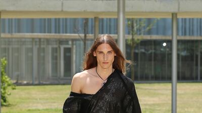 Kaftans were worn off the shoulder.