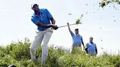 Jerry Rice hits out of the rough during the Nationwide Tour's Fresh Express Classic.