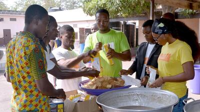 Volunteers from the charity "Food For All Ghana" prepare food on May 9, 2016 for patients at a hospital in Accra. Stacey Knott / Agence France-Presse