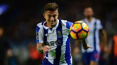 Porto's Brazilian midfielder Otavio runs for the ball during the Portuguese league football match against SC Braga at the Dragao stadium in Porto on December 3, 2016.Miguel Riopa / AFP