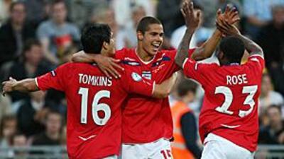 England's Jack Rodwell, centre, celebrates with his teammates James Tomkins and Danny Rose.