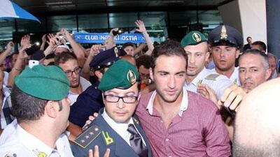 Gonzalo Higuain was welcomed at the airport on his arrival to have talks with Napoli.