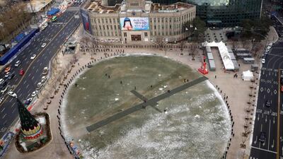 A general view shows people queueing to receive tests for the Covid-19 novel coronavirus at a temporary facility at City Hall Plaza in Seoul on December 18, 2020. - South Korea OUT / NO ARCHIVES - RESTRICTED TO SUBSCRIPTION USE / AFP / YONHAP / - / NO ARCHIVES - RESTRICTED TO SUBSCRIPTION USE