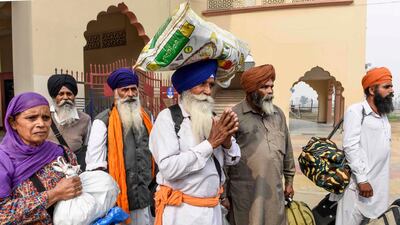 Sikh pilgrims return from Pakistan where they celebrated the 550th birth anniversary of Sikhism founder Guru Nanak Dev at the India-Pakistan Wagah Post about 35 kms from Amritsar on November 13, 2019. / AFP / NARINDER NANU