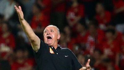 Guangzhou Evergrande manager Luiz Felipe Scolari shouts instructions to his players during the first leg match of the Asian Champions League final against Al Ahli at the Rashid Stadium in Dubai on November 7, 2015. The second leg of the final will take place on November 21 in China. AFP PHOTO / MARWAN NAAMANI