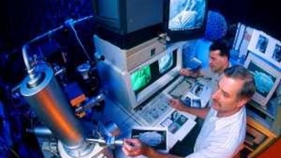 During their research in the 1970s, Albert Crewe and his colleagues significantly advanced the development of the electron microscope, seen above being used to study mites.