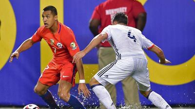 Colombia's Santiago Arias (R) vies for the ball with Chile's Alexis Sanchez during a Copa America Centenario semifinal football match in Chicago, Illinois, United States, on June 22, 2016. / AFP / ALFREDO ESTRELLA