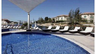 Jumeirah Islands clubhouse with its surrounding area.