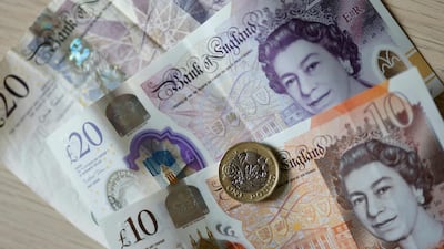 Political uncertainty, soaring inflation, probable recession. The ills of the British economy are causing the pound sterling to fall ever lower against the dollar and even against the euro. AFP