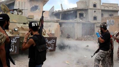 Members of the forces loyal to Libya's UN-backed Government of National Accord (GNA) fire at ISIL positions on August 28, 2016, in Sirte, during their military operation to clear the extremists from the city. AFP / MAHMUD TURKIA