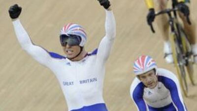 Sir Chris Hoy with Great Britain's wheelchair basketball team.
