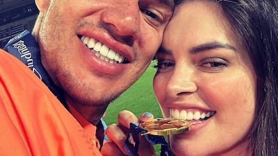 Ederson de Moraes and his wife Lais celebrate. Photo: @Laaimoraes / Instagram