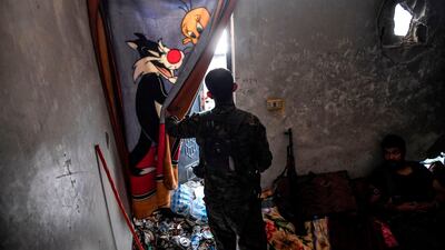 Members of the Syrian Democratic Forces (SDF), Syrian fighters backed by US special forces, hold a position position on the western frontline of Raqqa on October 8, 2017. Bulent Kilic / AFP