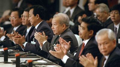 (FILES) In this file photo taken on October 23, 1991, (from L to R) Khmer Rouge factions leaders Im Chuun Lin, Cambodia's Premier Hun Sen, Dith Munty, Cambodia's Prince Norodom Sihanouk, Ieng Mouly and Khieu Samphan applaud after signing the peace treaty, which ended decades of civil war in Cambodia, in Paris. - Three decades after a landmark agreement ended years of bloody violence in Cambodia, its strongman ruler has crushed all opposition and is eyeing dynastic succession, shattering hopes for a democratic future. (Photo by Eric Feferberg / AFP)