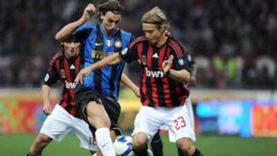 Inter's Zlatan Ibrahimovic, left, struggled in the Milan derby to link up with the wide players coach Jose Mourinho likes to play off of him.