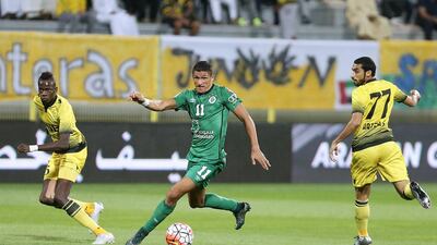 Al Shabab’s Henrique Luvannor, centre, surges towards the goal against Al Wasl at the Zabeel Stadium last night. Pawan Singh / The National