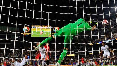 Colombia's goalkeeper David Ospina tries to catch a ball during a Copa America Centenario semifinal football match against Chile in Chicago, Illinois, United States, on June 22, 2016. / AFP / Alfredo ESTRELLA