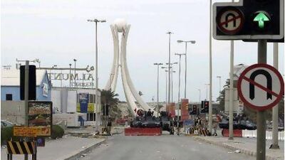 Bahraini security forces block the roads leading to Pearl Square in Manama on March 17, 2011 as Shiite protesters retreated to their neighbourhoods and villages near the capital a day after heavily-armed police crushed a month-old anti-regime protest at Pearl Square, killing three protesters. AFP PHOTO/JOSEPH EID *** Local Caption *** 552501-01-08.jpg
