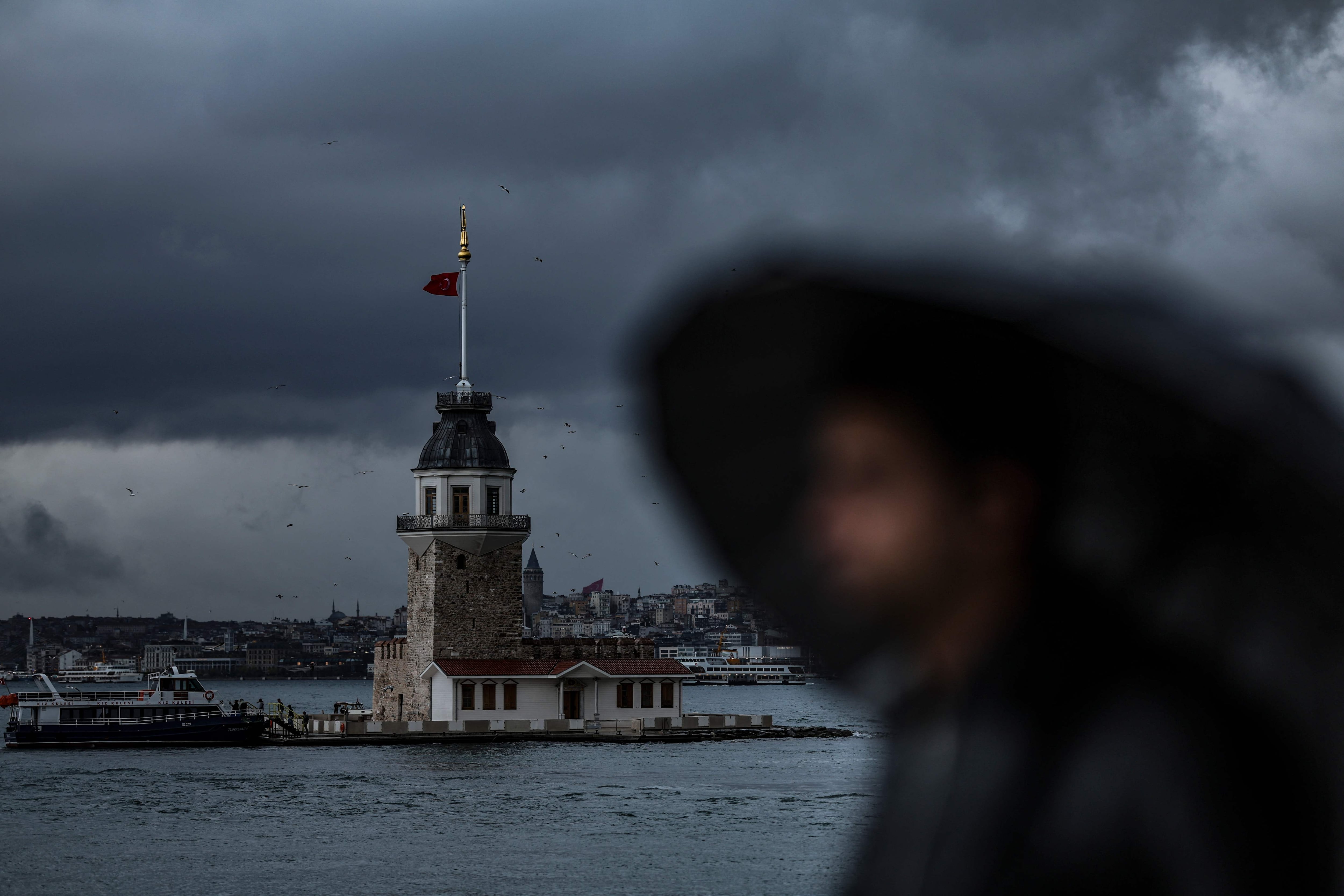 Torrential rain and flooding cause deaths and school closures in Istanbul