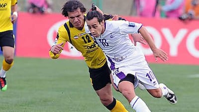 Jorge Valdivia, right, has returned to Palmeiras after two years with Al Ain.
