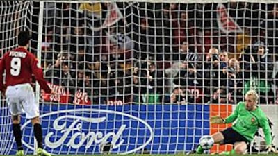 Manuel Almunia blocks the penalty of AS Roma's forward Mirko Vucinic to secure Arsenal's passage into the quarter-finals.