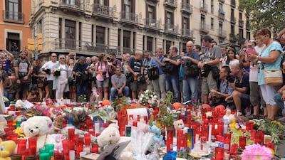 People pay tribute to the victims of the Barcelona attack on Las Ramblas boulevard in Barcelona on August 19, 2017, two days after a van ploughed into the crowd, killing 13 persons and injuring more than 100. Javier Soriano / AFP