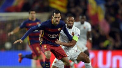 Barcelona midfielder Sergio Busquets, left, vies with Roma's Malian midfielder Seydou Keita during the Uefa Champions League Group E football match at the Camp Nou on November 24, 2015. Lluis Gene / AFP