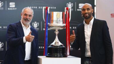 Former Barcelona goalkeeper and sports director Andoni Zubizarreta, left, and former Sevilla striker Frederic Kanoute pose with the Spanish King's Cup trophy on May 20, 2016. (EPA/JAVIER LIZON)