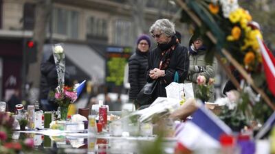People gather in front of a makeshift memorial for those killed in the November 13th, 2015 attacks in Paris (AFP PHOTO / THOMAS SAMSON / AFP / THOMAS SAMSON)