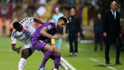 Gianni Zuiverloon vies with Real Madrid midfielder Toni Kroos. Cesar Manso / AFP