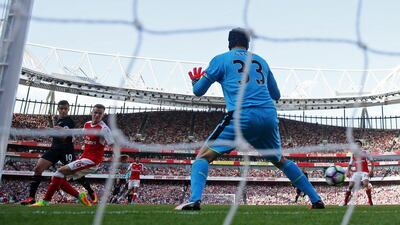 Liverpool’s Philippe Coutinho scores their third goal against Arsenal at the Emirates Stadium in London, Britain, 14 August 2016. Eddie Keogh / Reuters