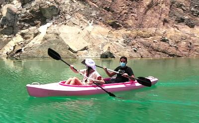 Nuseir Yassin and Alyne Tamir kayak in Hatta Dam. Instagram / nasdaily