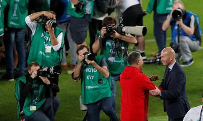 Soccer Football - FIFA Club World Cup Semi Final - Al Jazira vs Real Madrid - Zayed Sports City Stadium, Abu Dhabi, United Arab Emirates - December 13, 2017 Real Madrid coach Zinedine Zidane and Al Jazira coach Henk ten Cate shake hands before the match REUTERS/Amr Abdallah Dalsh